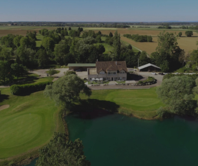 Vue aérienne du club-house et des lacs du Golf de Beaune Levernois