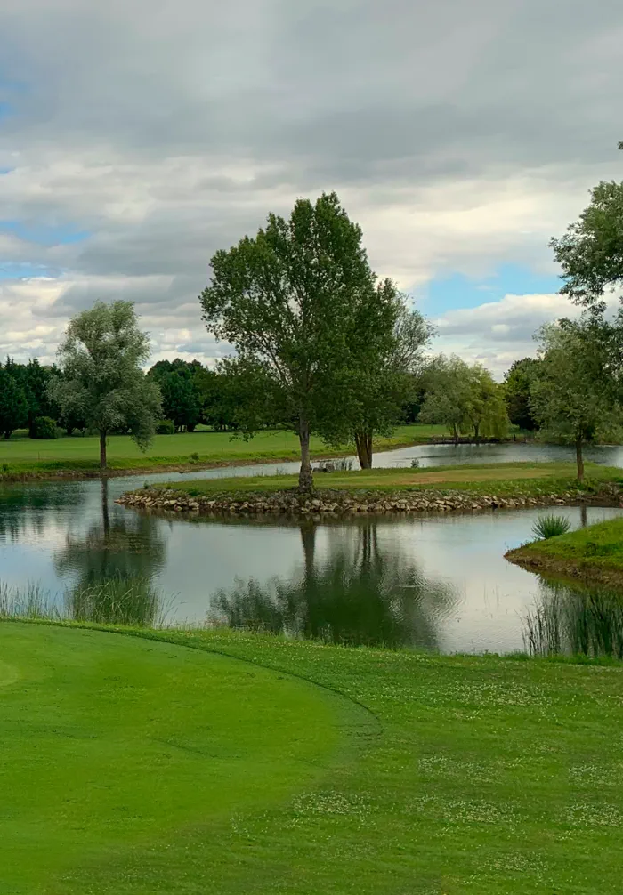 Lac et green du parcours du Golf de Beaune Levernois
