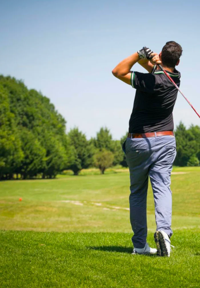 Golfeur en fin de swing sur le parcours du Golf de Beaune Levernois