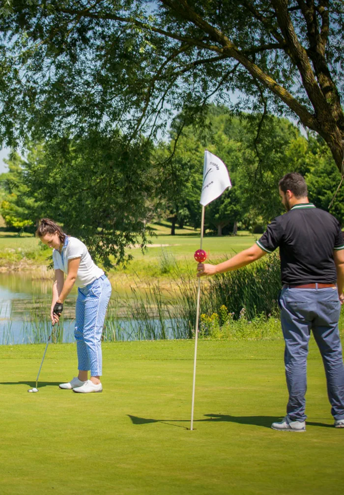 Séance de coaching sur un green du Golf de Beaune Levernois